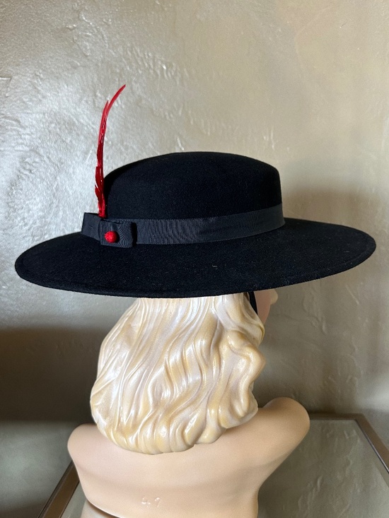 WESTERN STYLE VINTAGE HAT + RED FEATHERS & CHIN STRAP